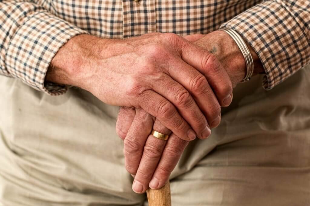 Anciano con posibilidad de caída por clonazepam.