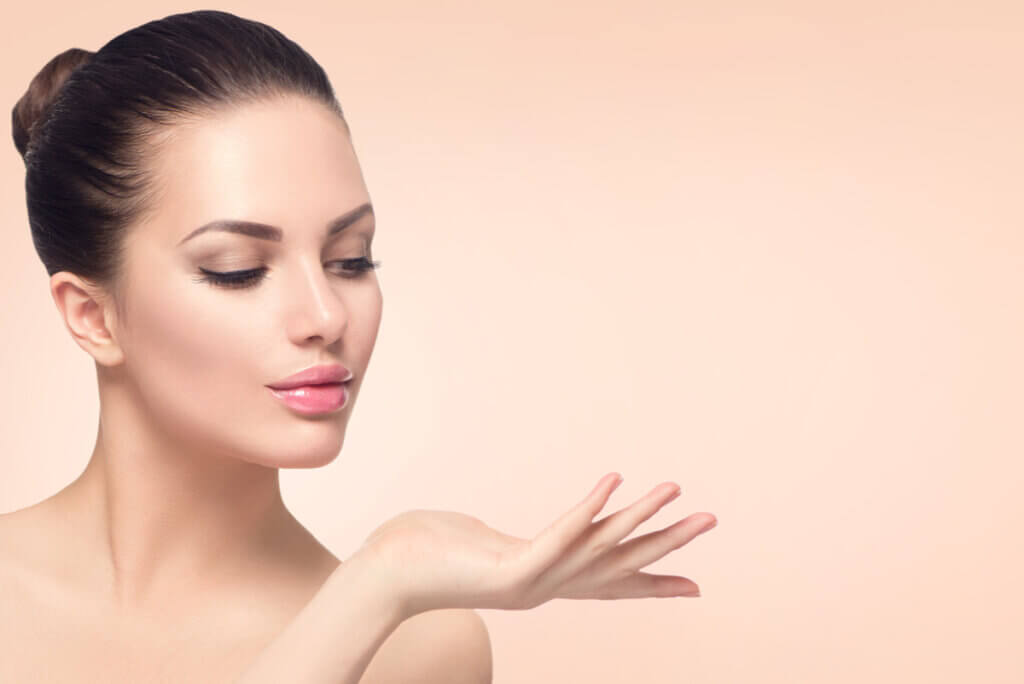 Efecto halo con una modelo para promocionar productos de belleza.