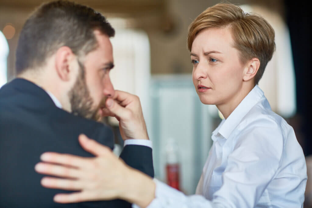 Mujer abraza a un hombre con empatía.