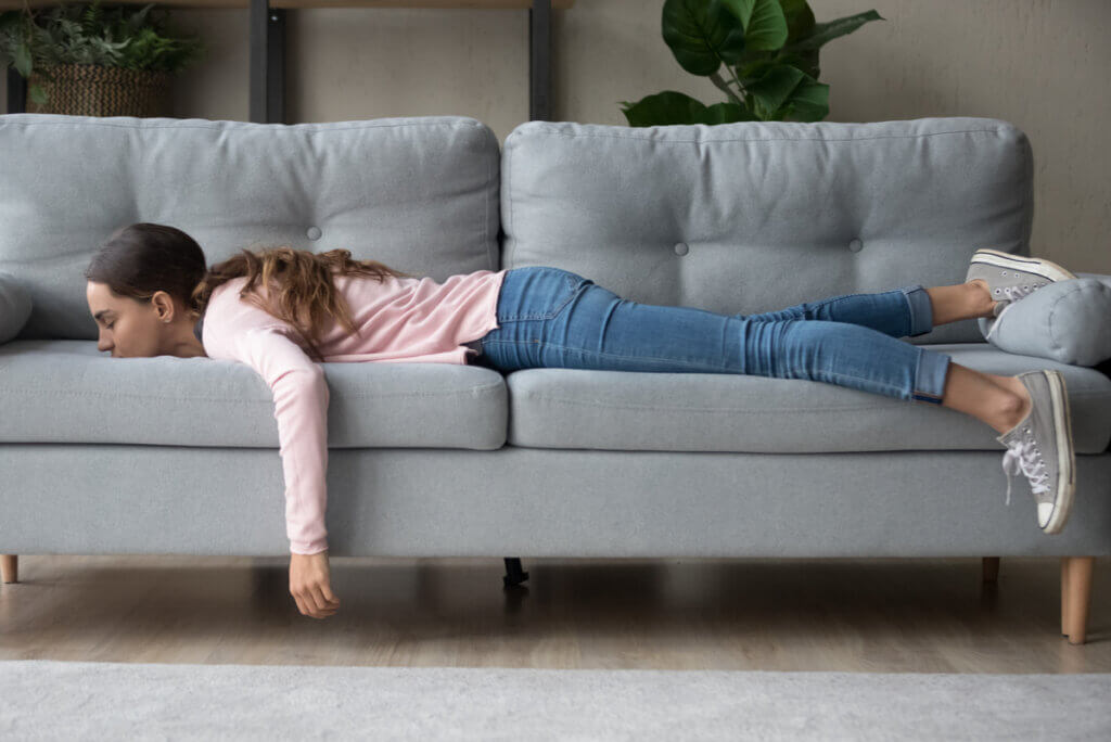 Mujer con somnolencia duerme en su casa.
