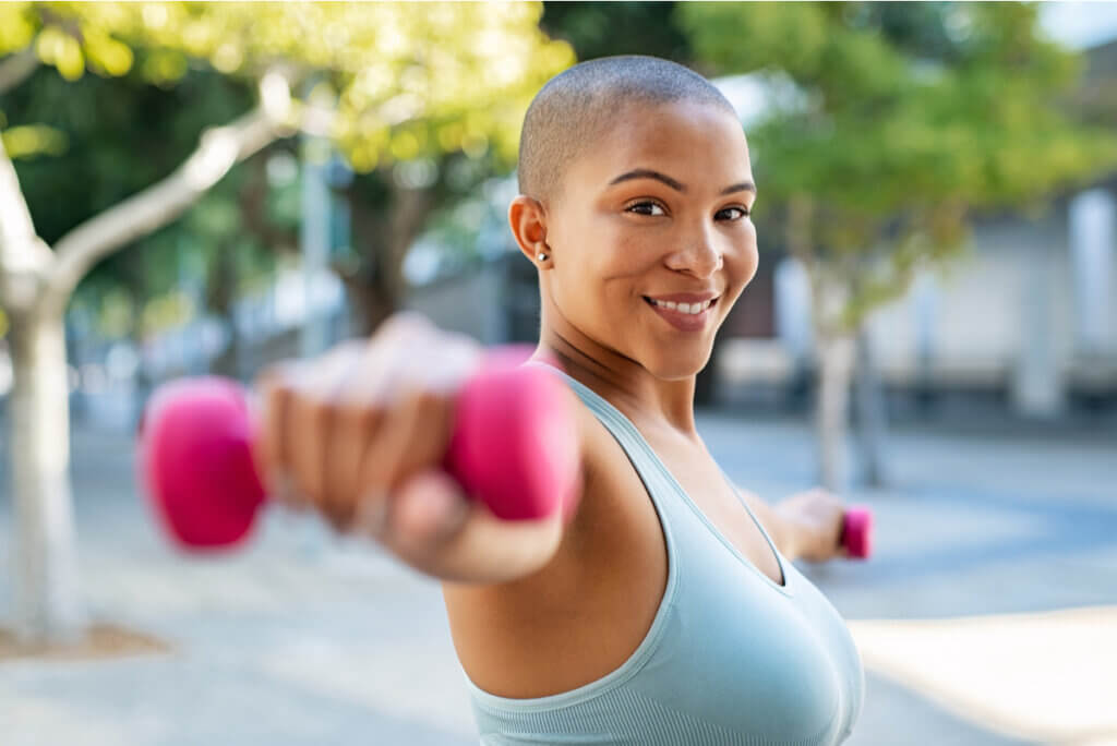 Mujer hace ejercicio de brazos.