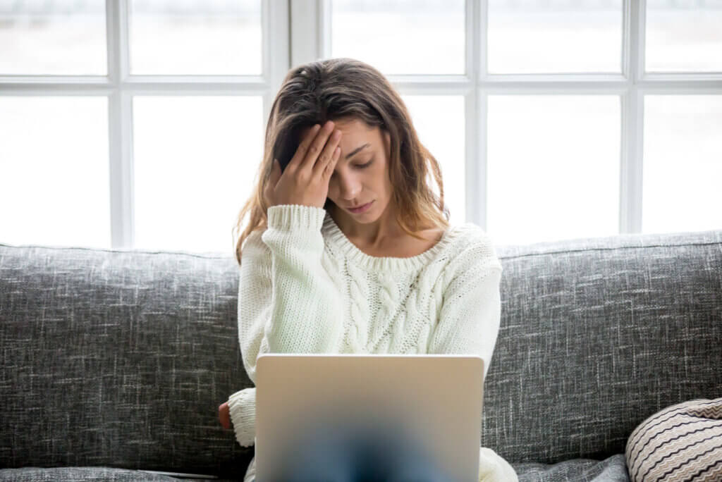 Mujer con migraña.