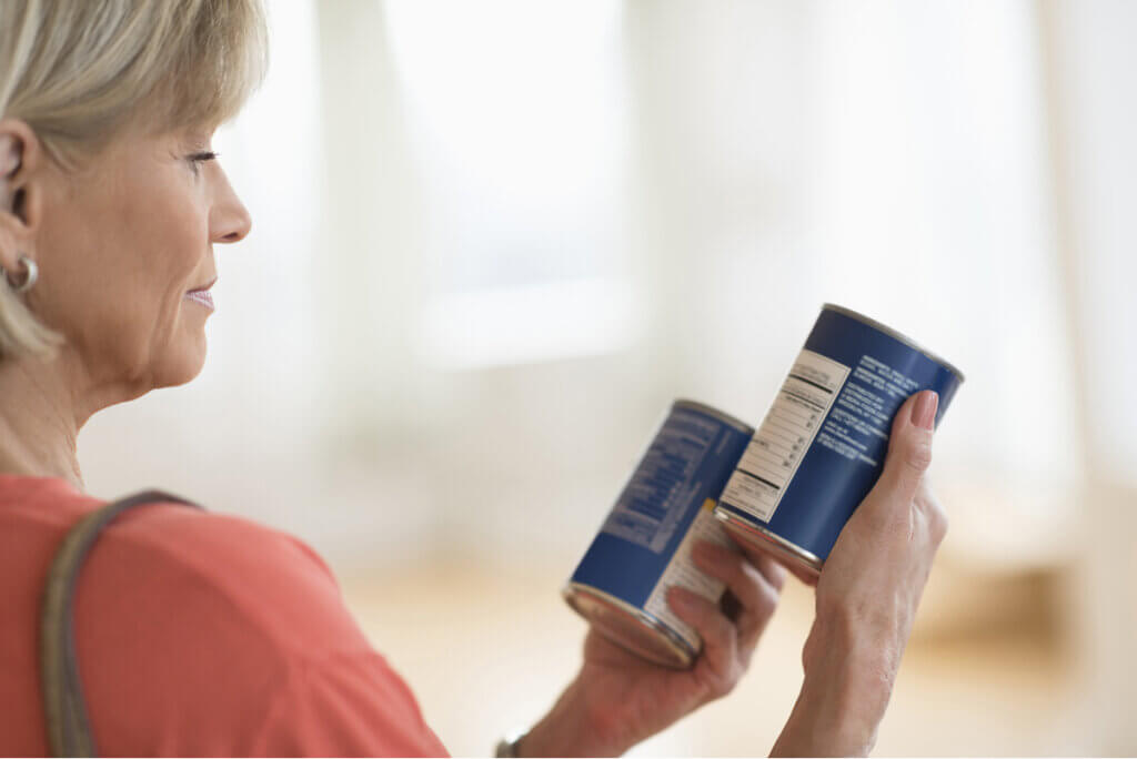 Mujer lee etiquetas de productos.