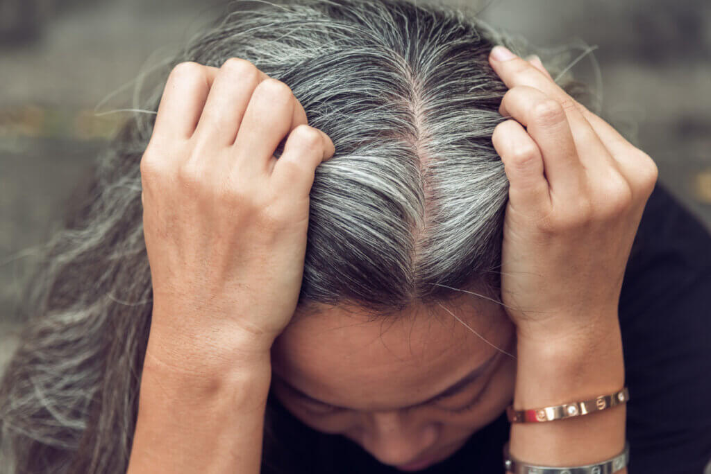 ¿Por qué nos salen canas?