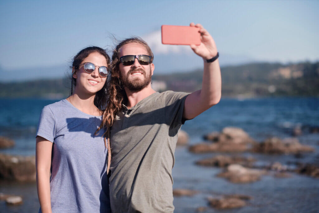 Pareja viajando para ser feliz.