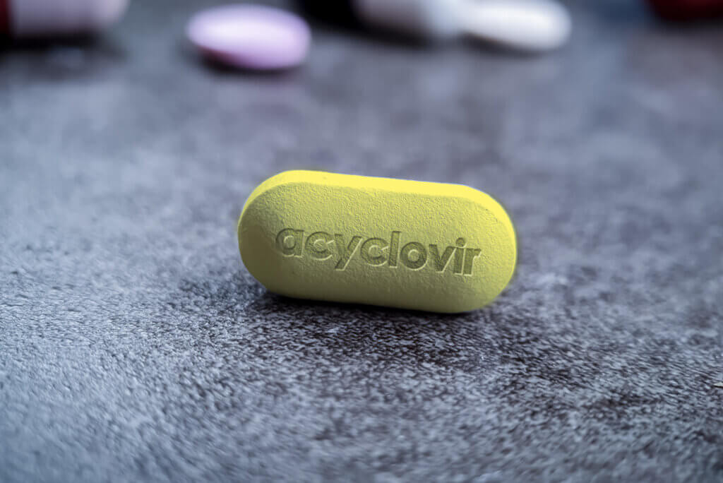 Aciclovir para herpes.