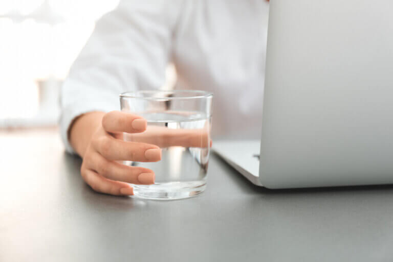 Los 8 beneficios de beber agua según la ciencia