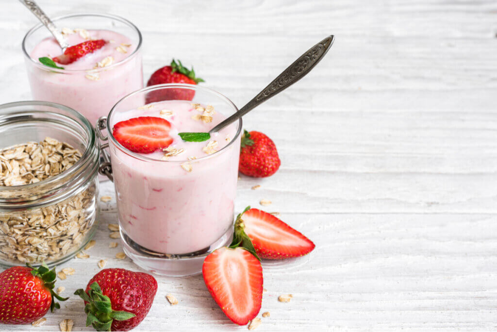 Yogurt, strawberries, and oat flakes.