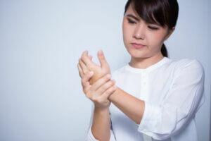 ¿Por qué crujen las articulaciones?