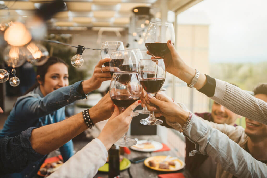 Amigos toman copas de vino.