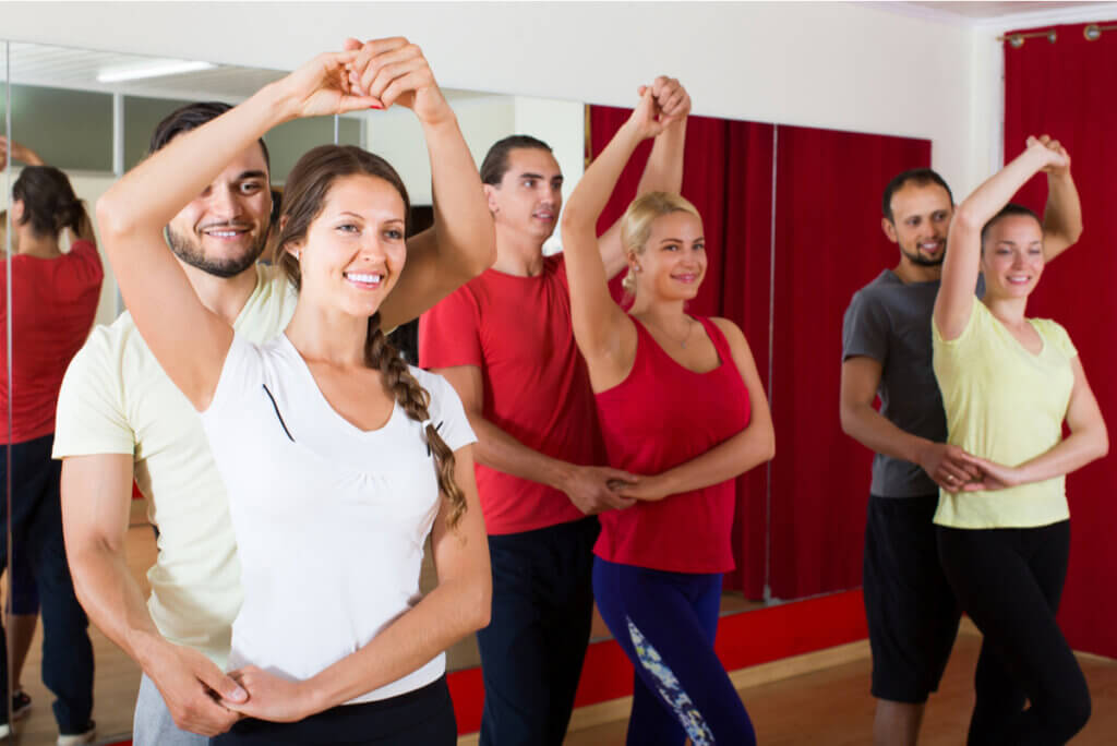 Clase de baile entre adultos.