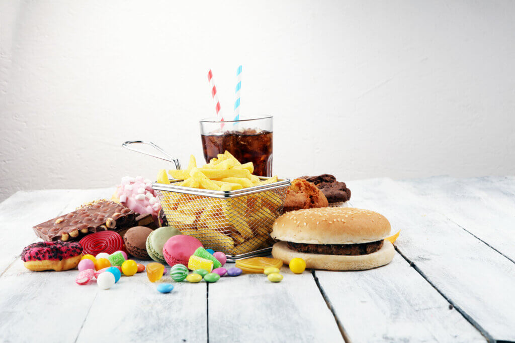 Alimentos fritos e fast food não devem ser consumidos durante episódios de diarreia.