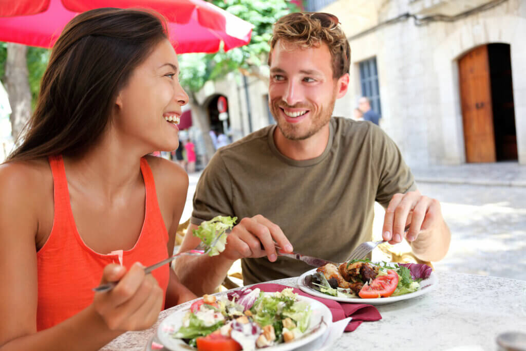 Restaurante que provoca infección por salmonela.