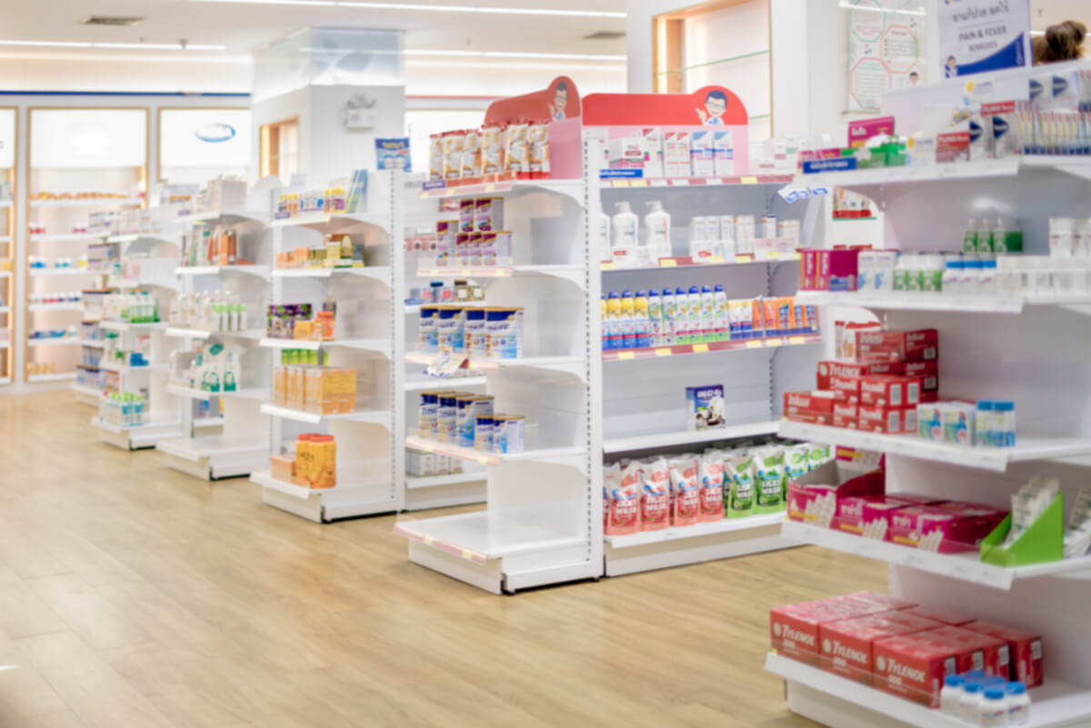 Rayons dans une pharmacie.