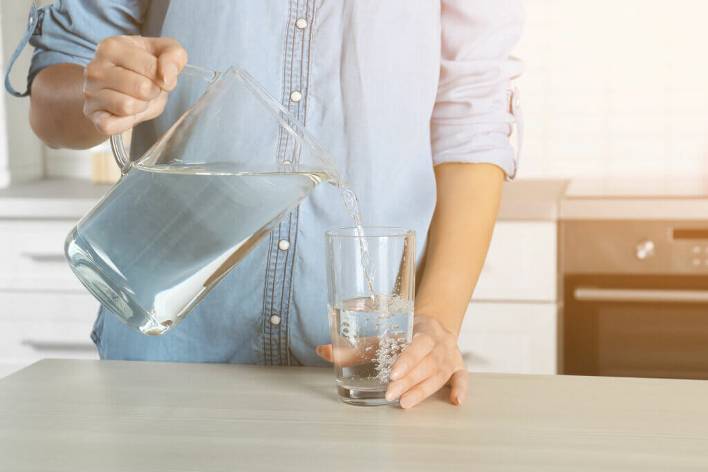 Hidratación con agua mineral.