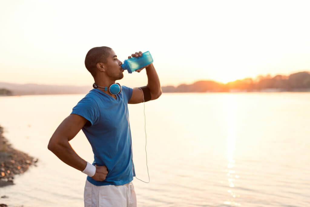 Uno de los pilares fundamentales de la nutrición deportiva es la hidratación.
