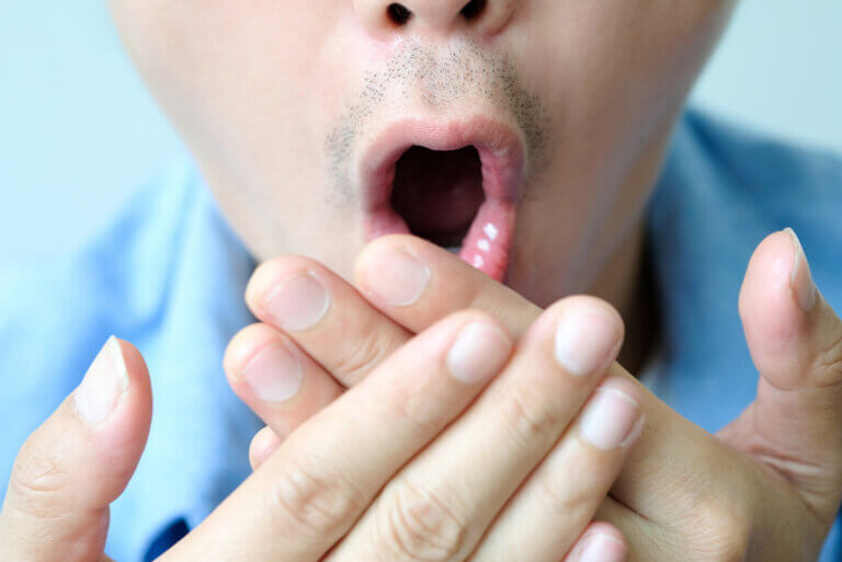 ¿Qué es la halitosis? Síntomas, causas y tratamientos
