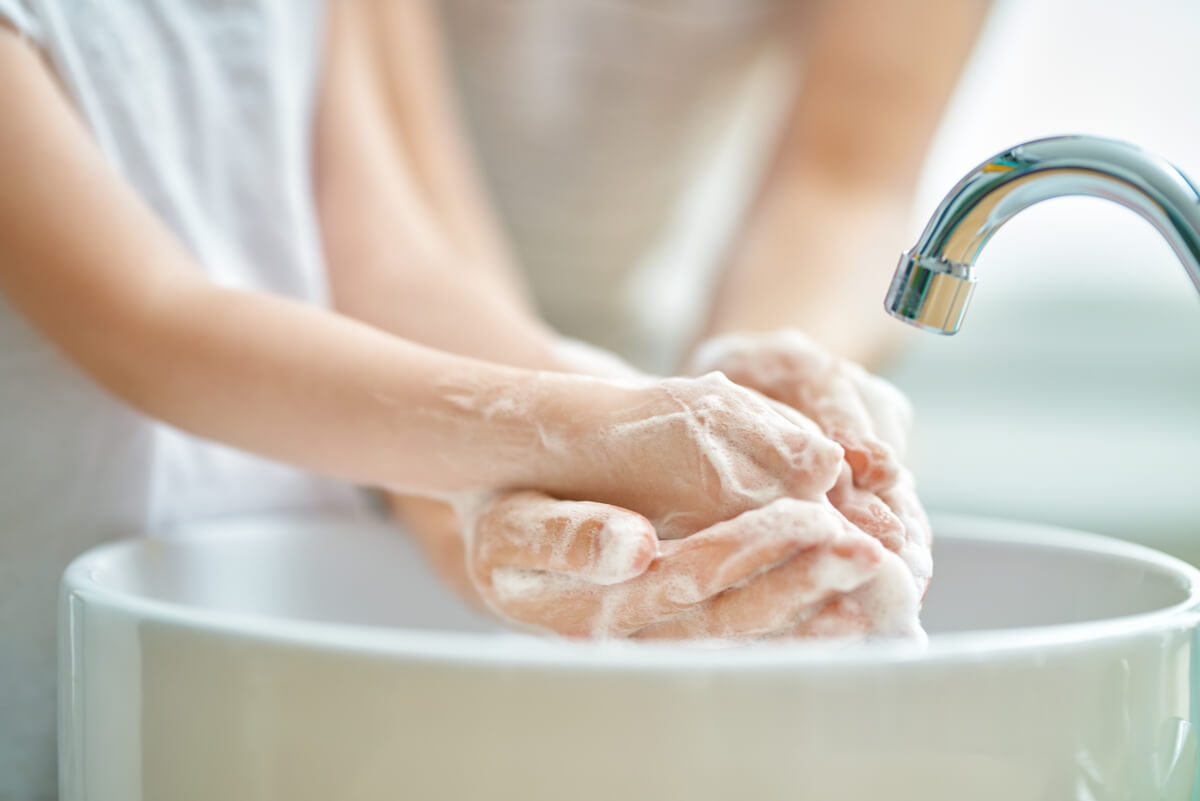 Une personne qui se lave les mains. 