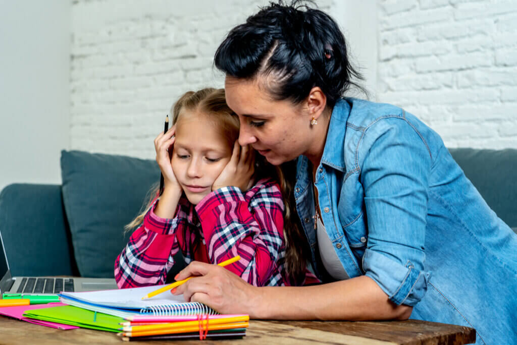 Madre aprende a ser paciente con su hija.