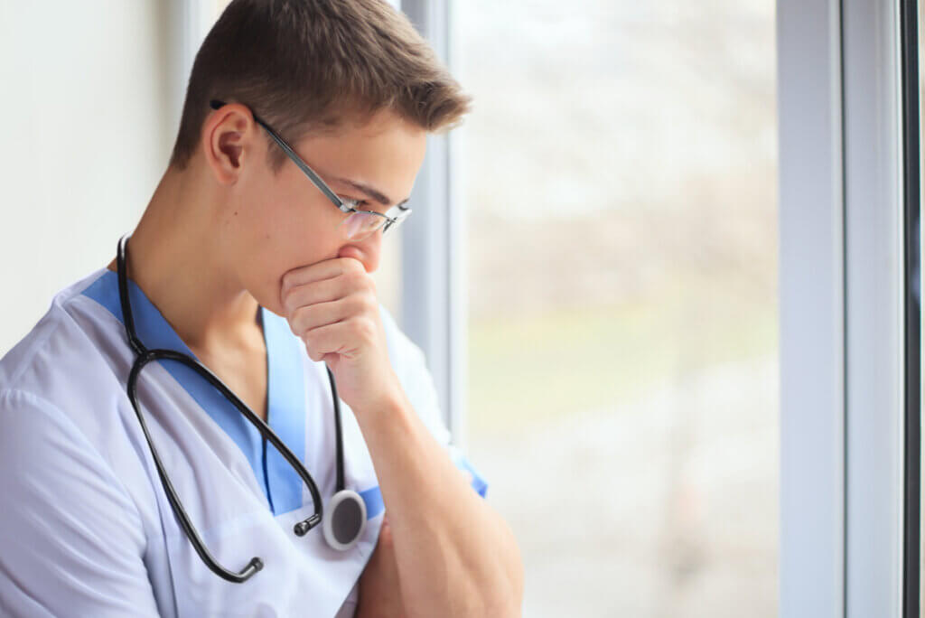 Doctor preocupado por posible caso de iatrogenia.