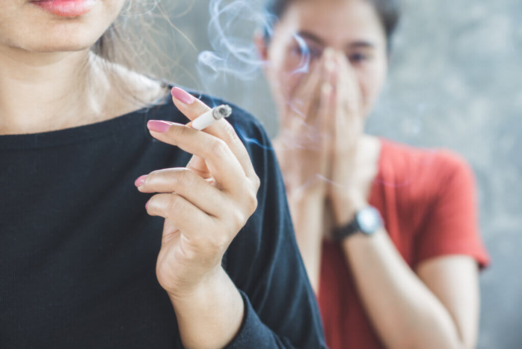 Mujer fumadora pasiva sufre los efectos del tabaco.