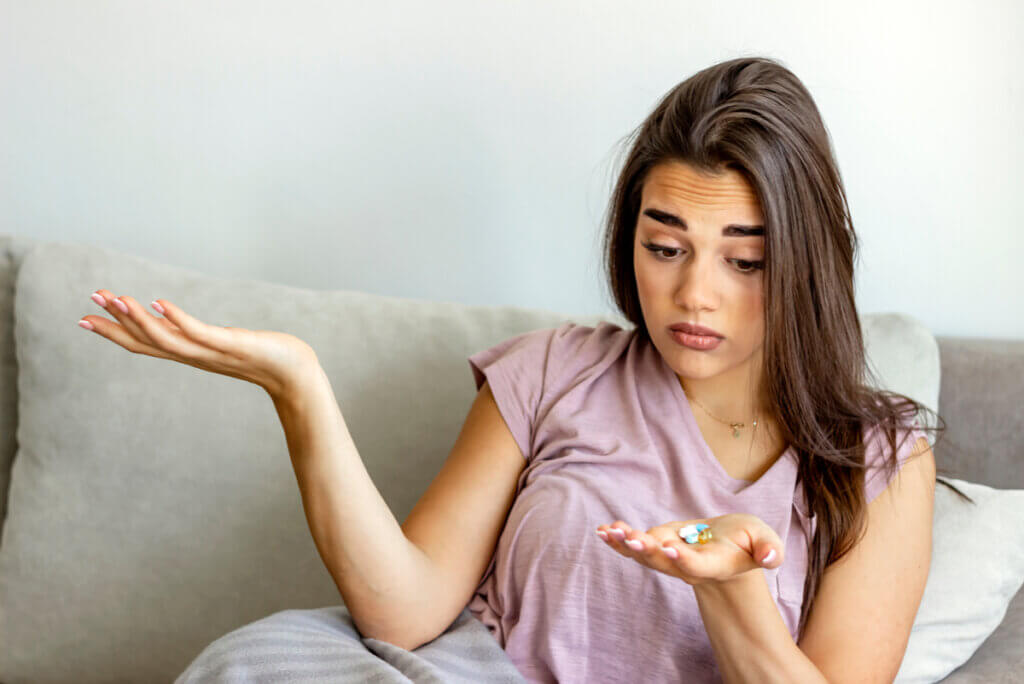 Mujer consume antidepresivos.