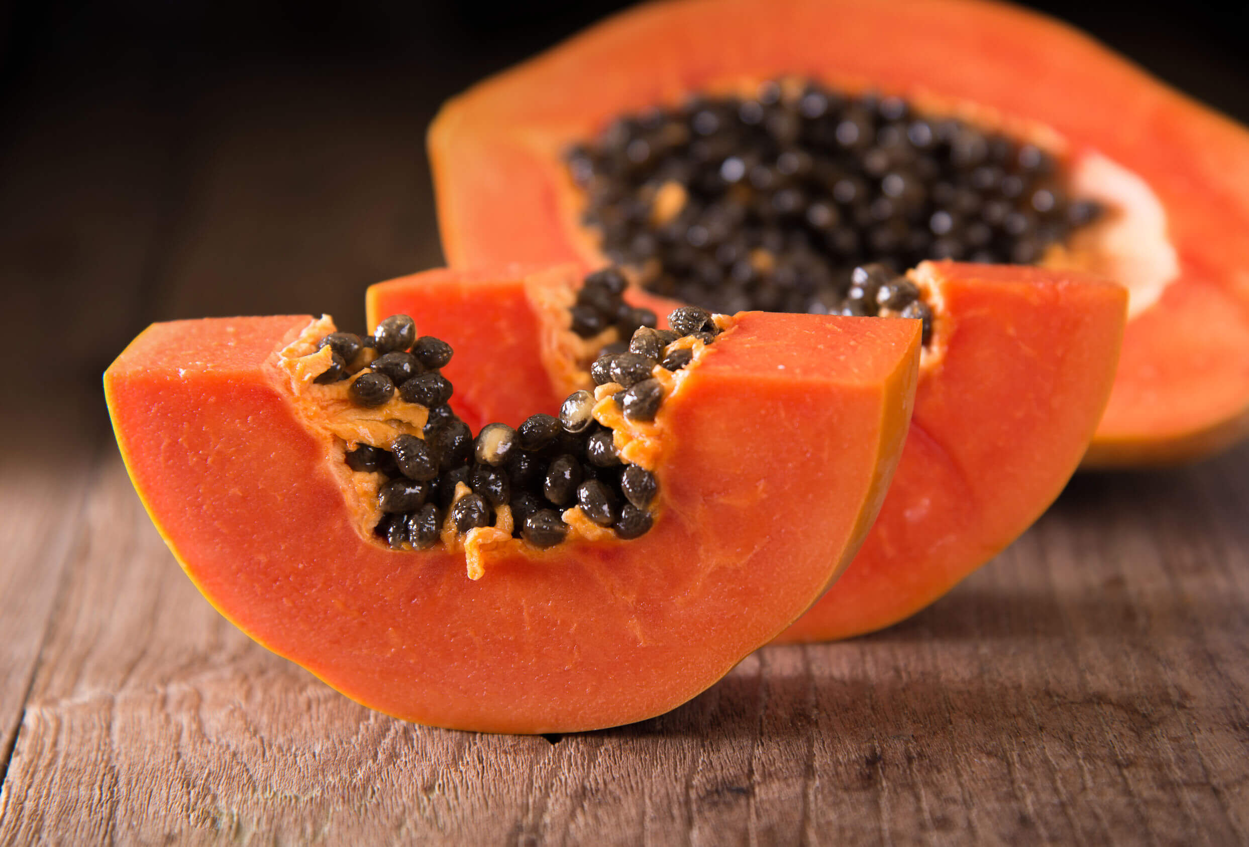 La papaya contiene abundantes betacarotenos.