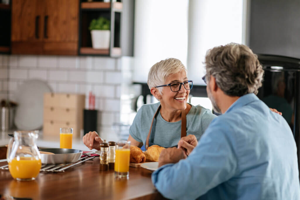 Ancianos con párkinson comparten un momento.