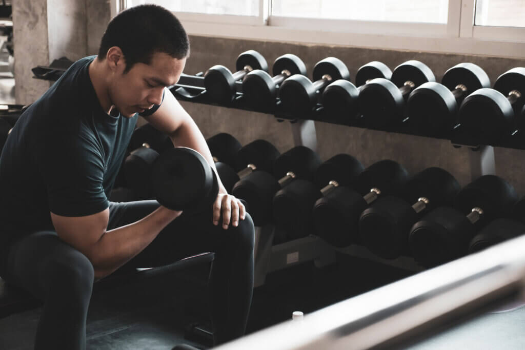 A nutrição esportiva aumenta o desempenho durante o treinamento de força.