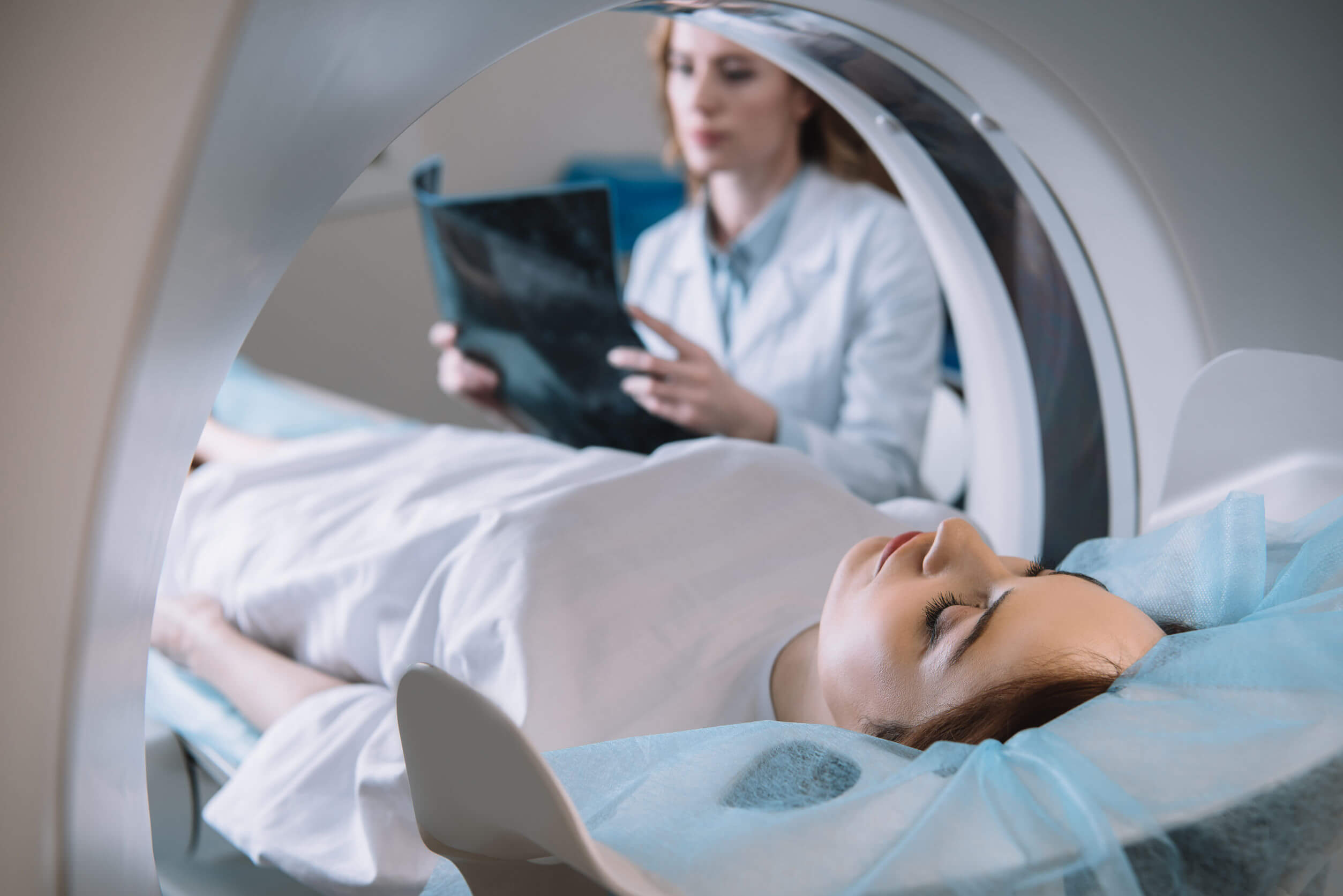La resonancia magnética es un estudio para evaluar causas de dolor de espalda.