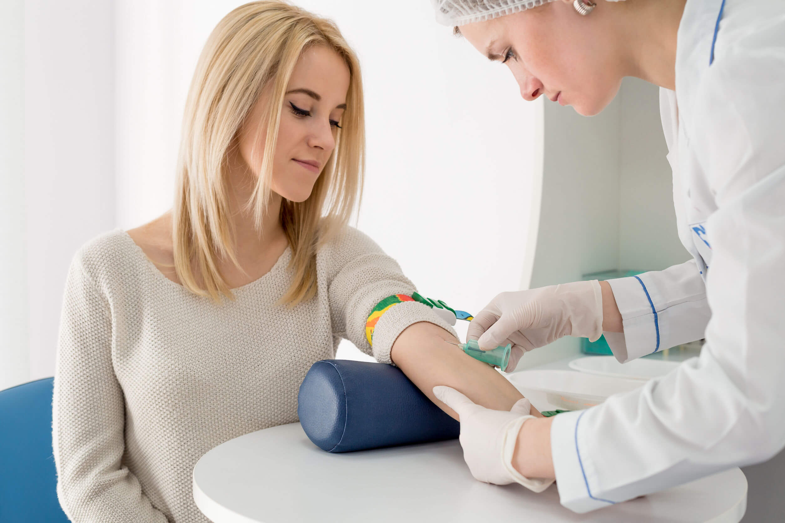 O exame de sangue deve ser realizado por profissionais em análises clínicas.