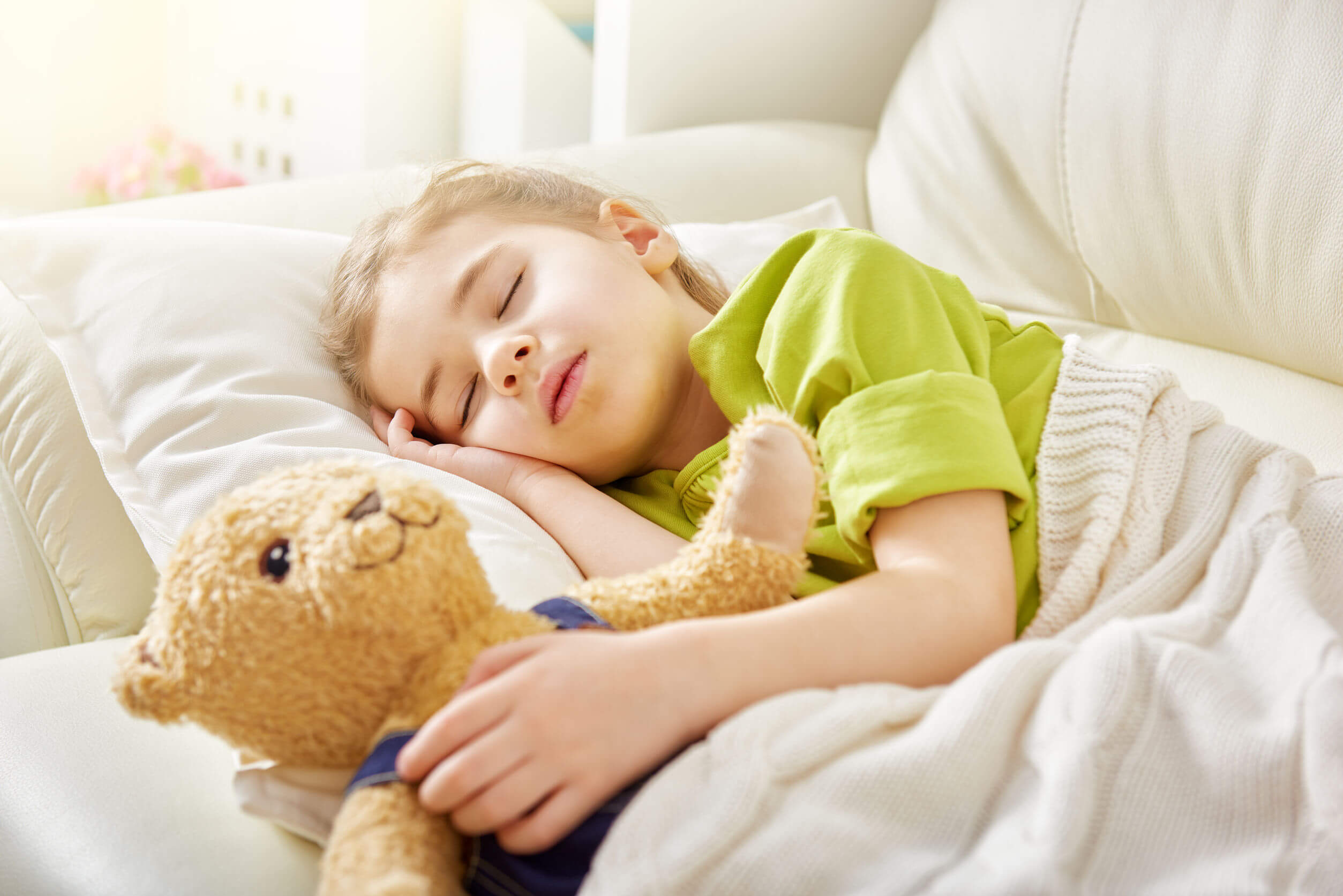 La somniloquie est plus fréquente chez les enfants.