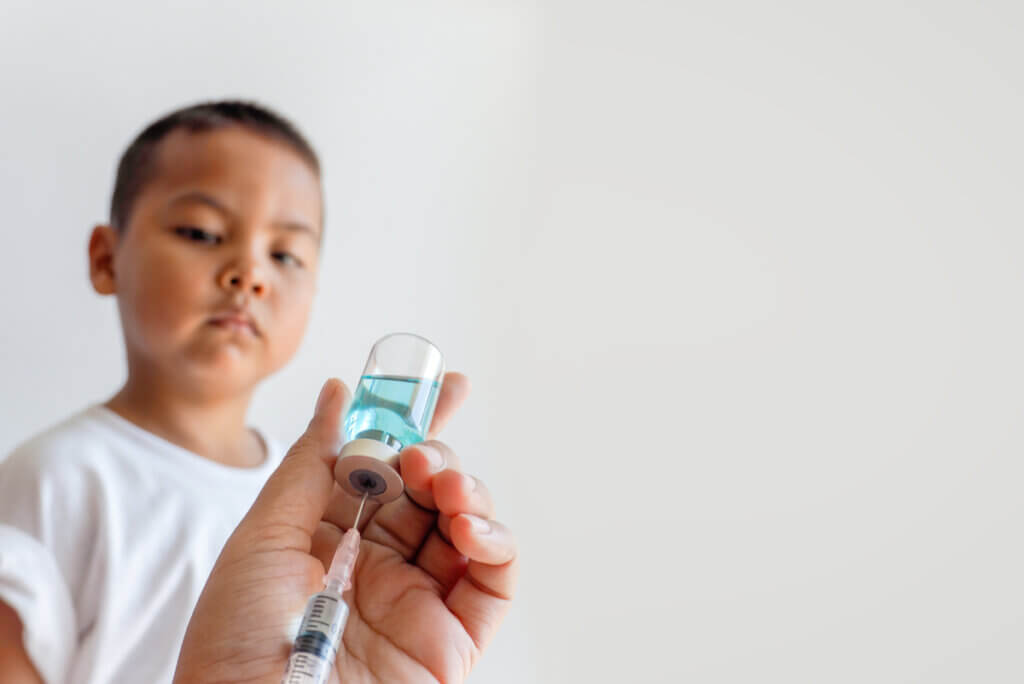 Vial para vacunación en un niño.