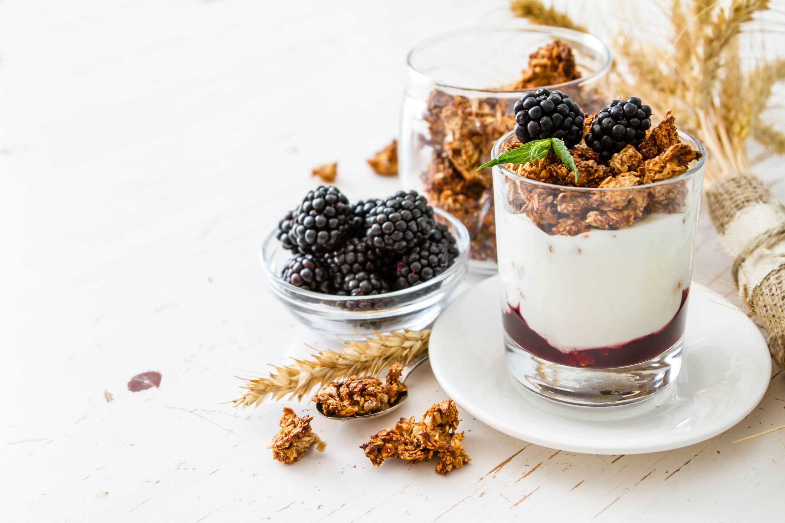 Os cafés da manhã saudáveis mais agradáveis são aqueles que incluem iogurte.