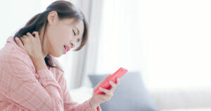 ¿Qué es el tech-neck y cómo evitarlo?