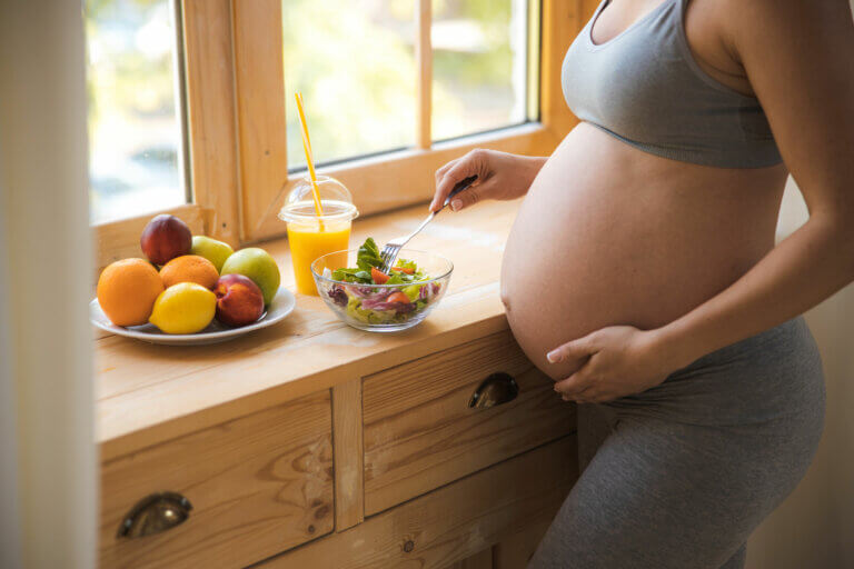 Qué alimentos comer y evitar durante el embarazo