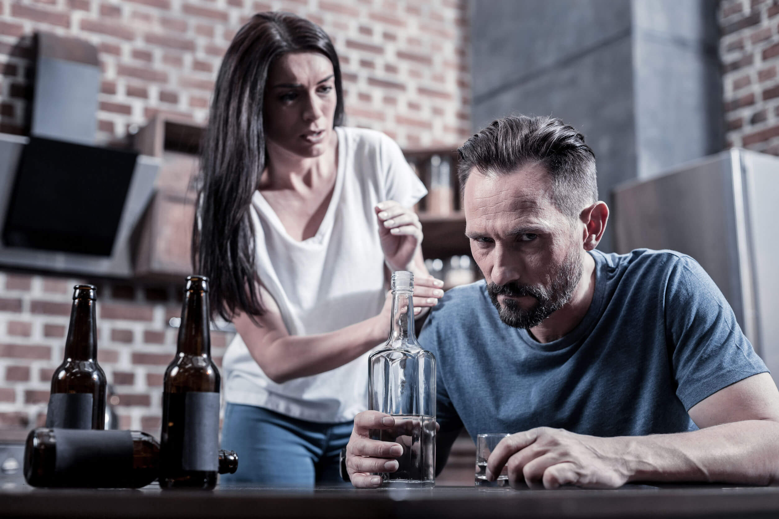Os efeitos do álcool no cérebro podem levar a problemas de convivência.