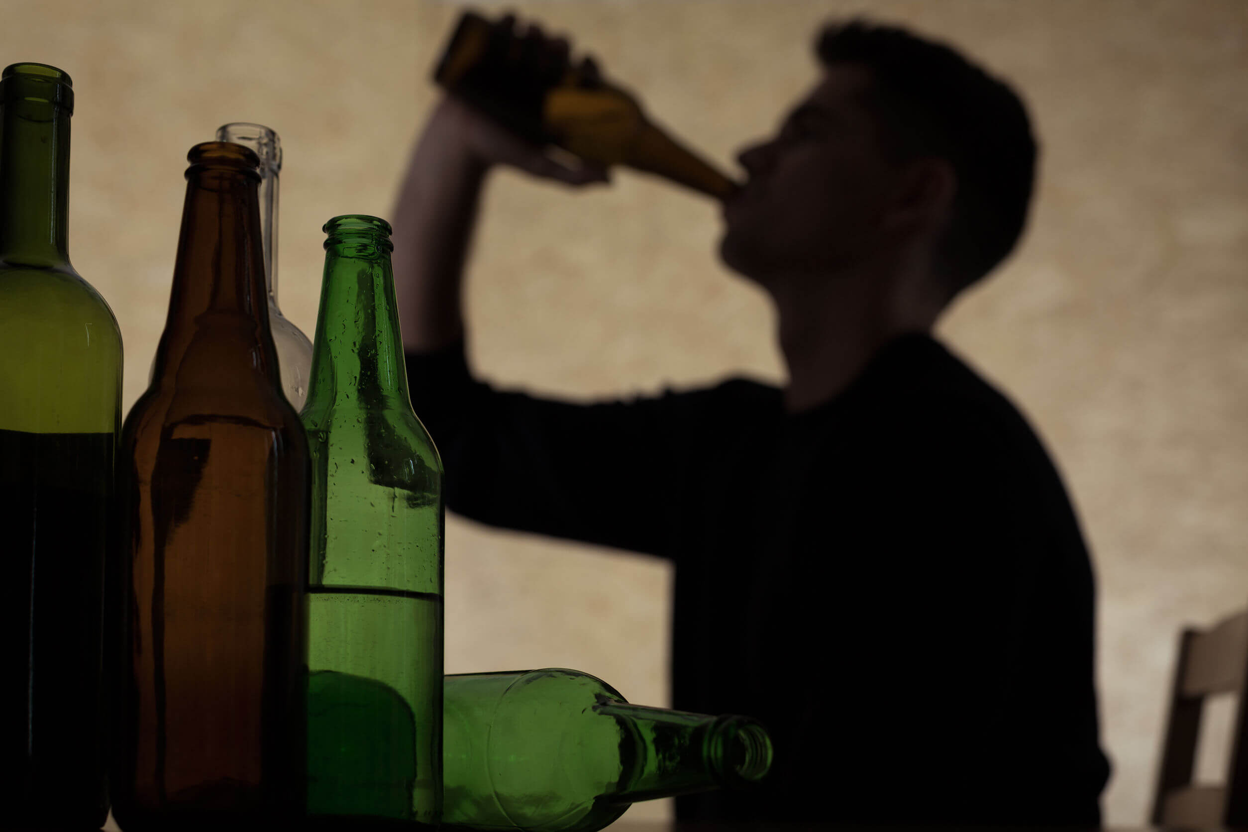Aumentar o desejo sexual pode ser difícil se você beber muitas bebidas alcoólicas.