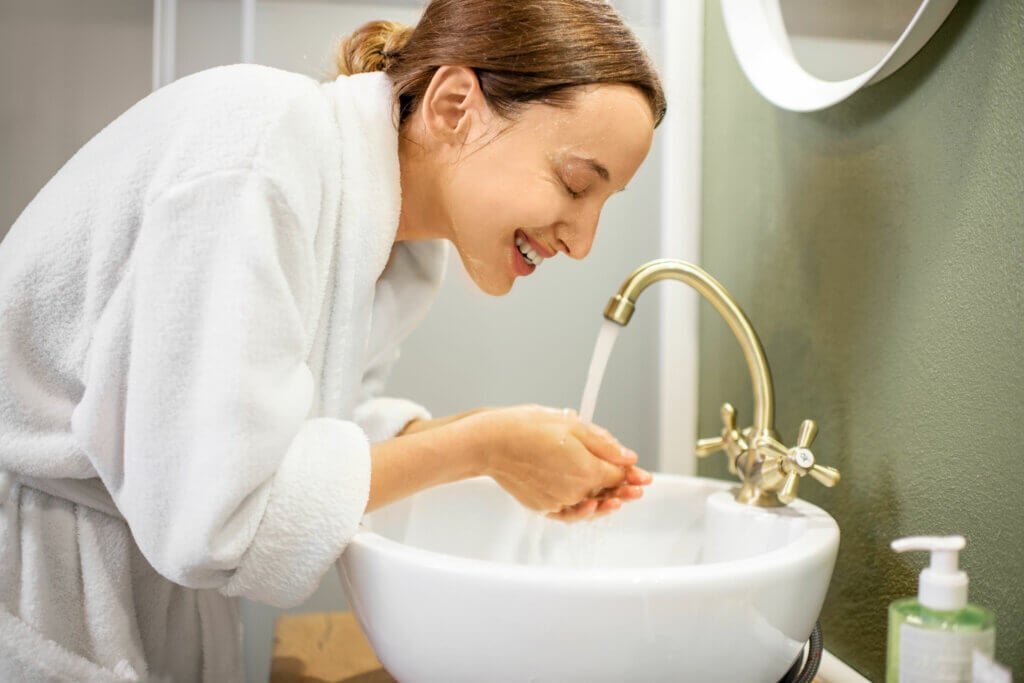 Comment nettoyer votre visage? Routines de jour et du soir