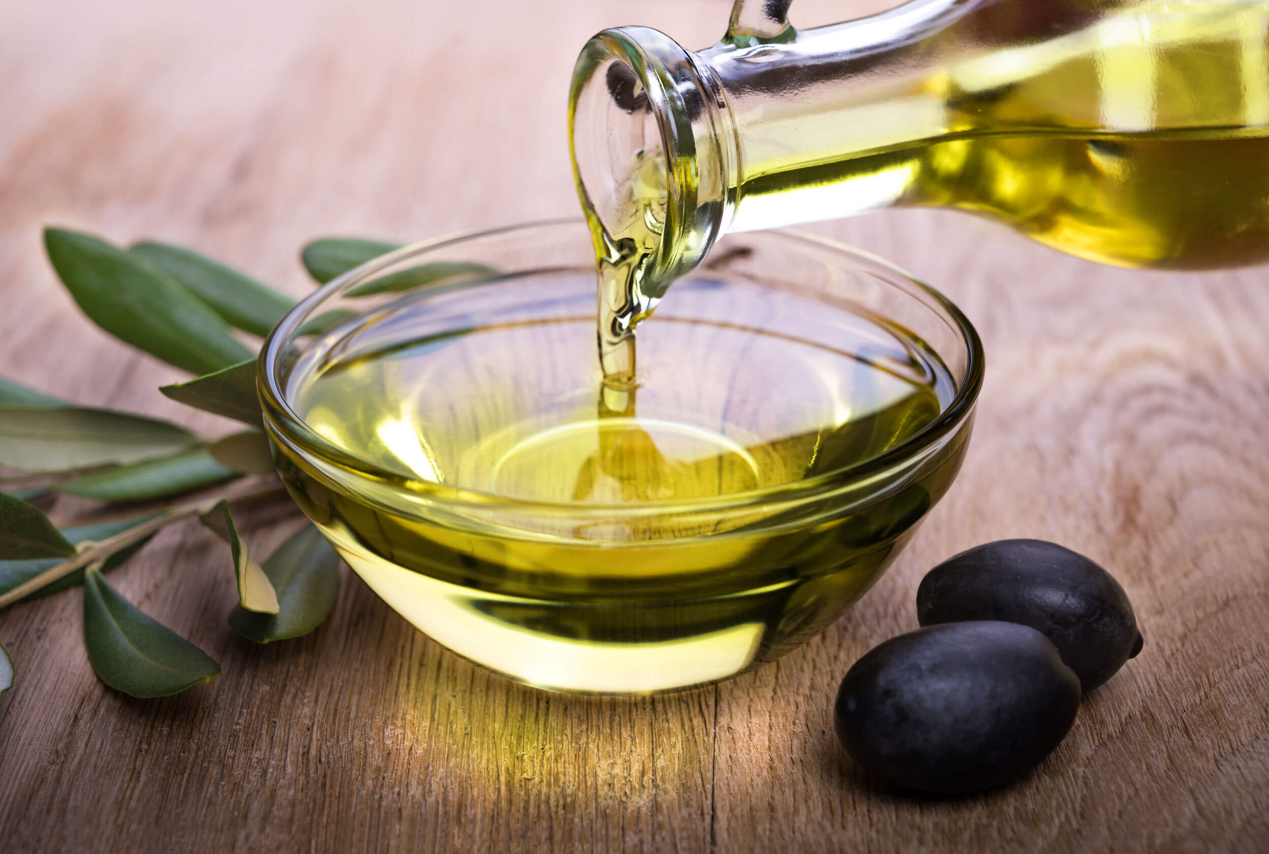The acne diet includes healthy fats, such as olive oil.