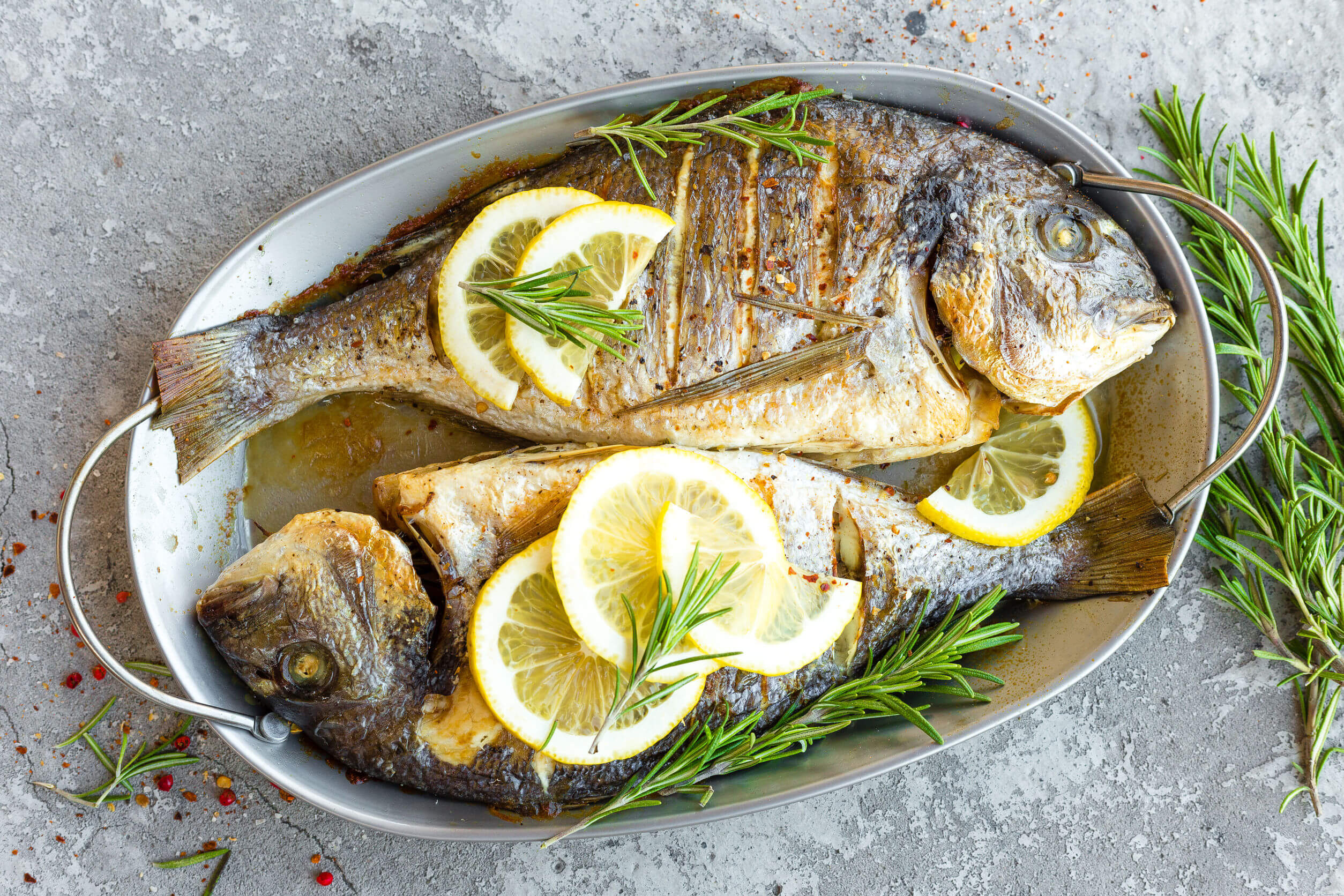 A dieta mediterrânea geralmente inclui peixes.