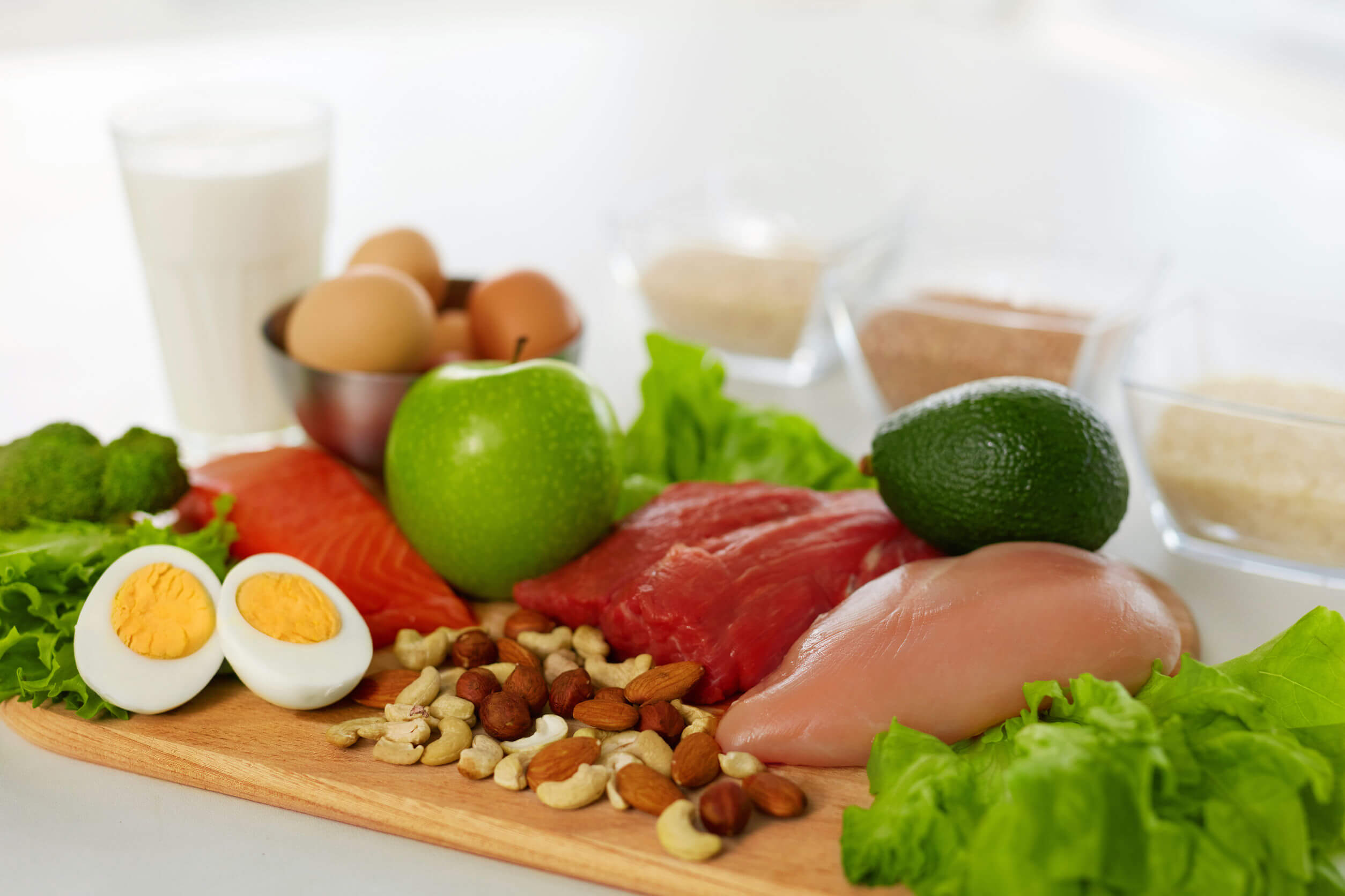 Gli alimenti biologici comprendono prodotti di origine vegetale e animale.