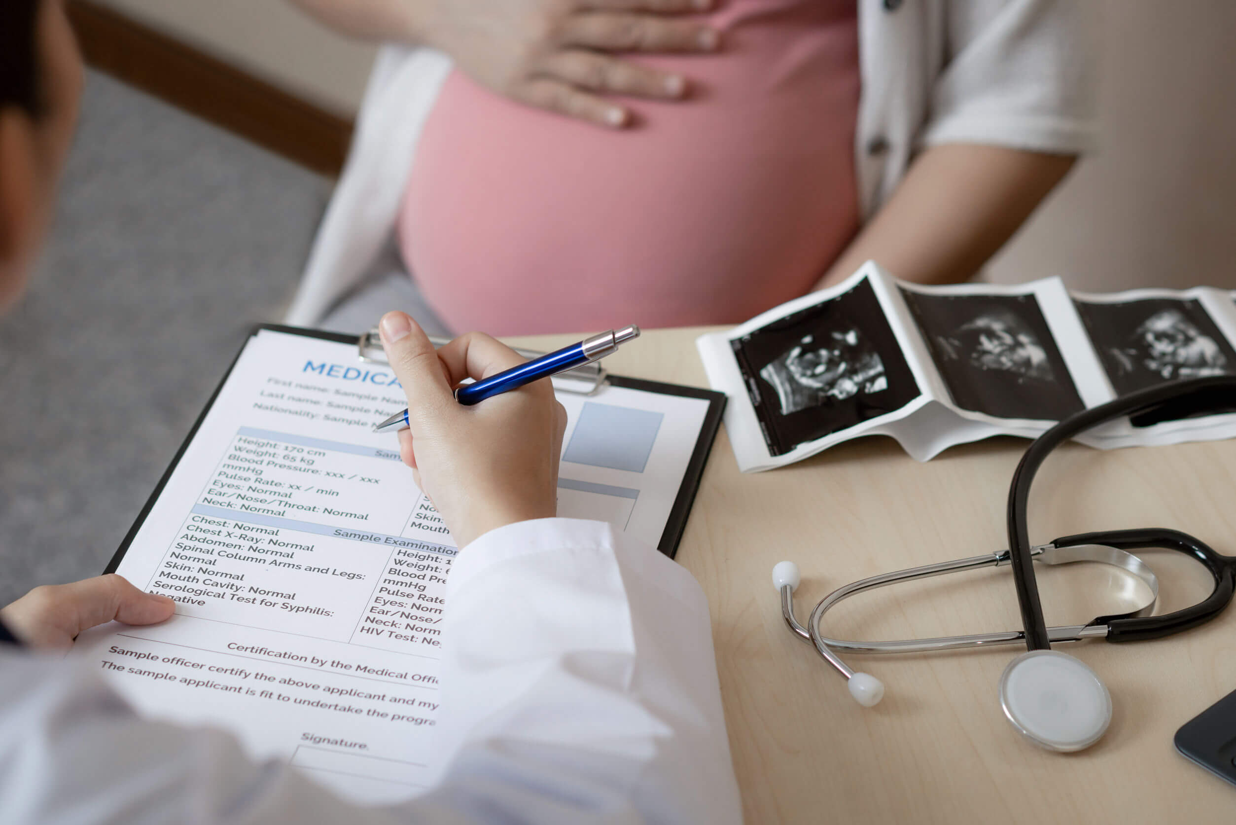 Los síntomas de la preeclampsia.