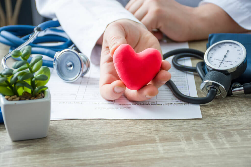 Corazón en la mano de un médico.