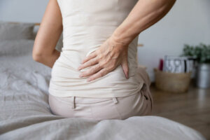 Dor nas costas: sintomas, tipos, causas e tratamento