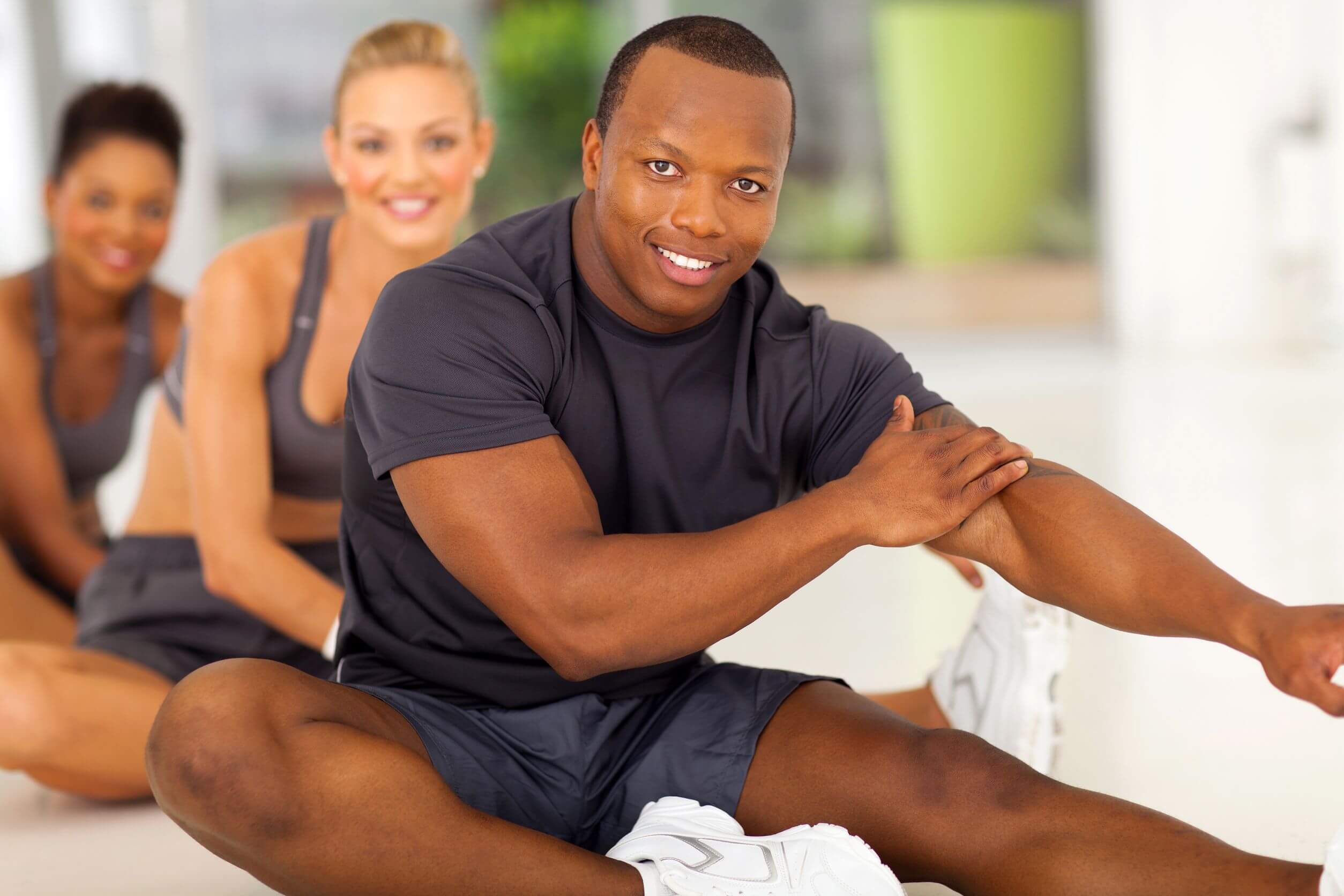 Prima di eseguire le tecniche di respirazione per dormire meglio fate stretching.