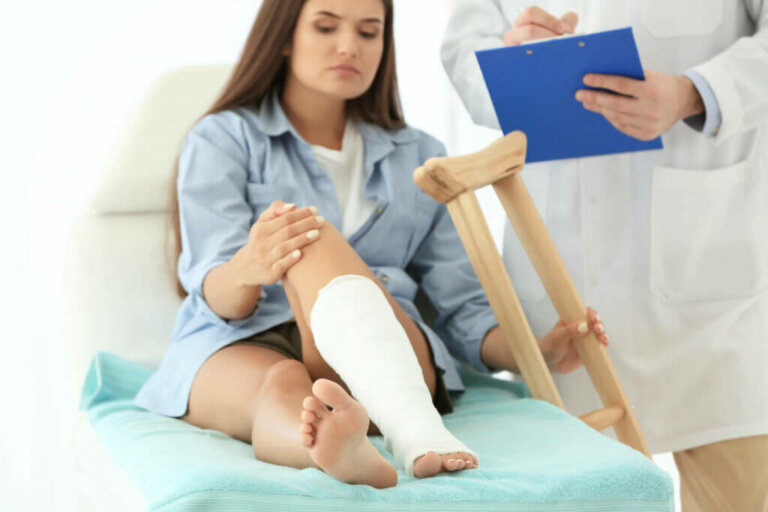 Les 10 types de fractures: causes, symptômes et traitements