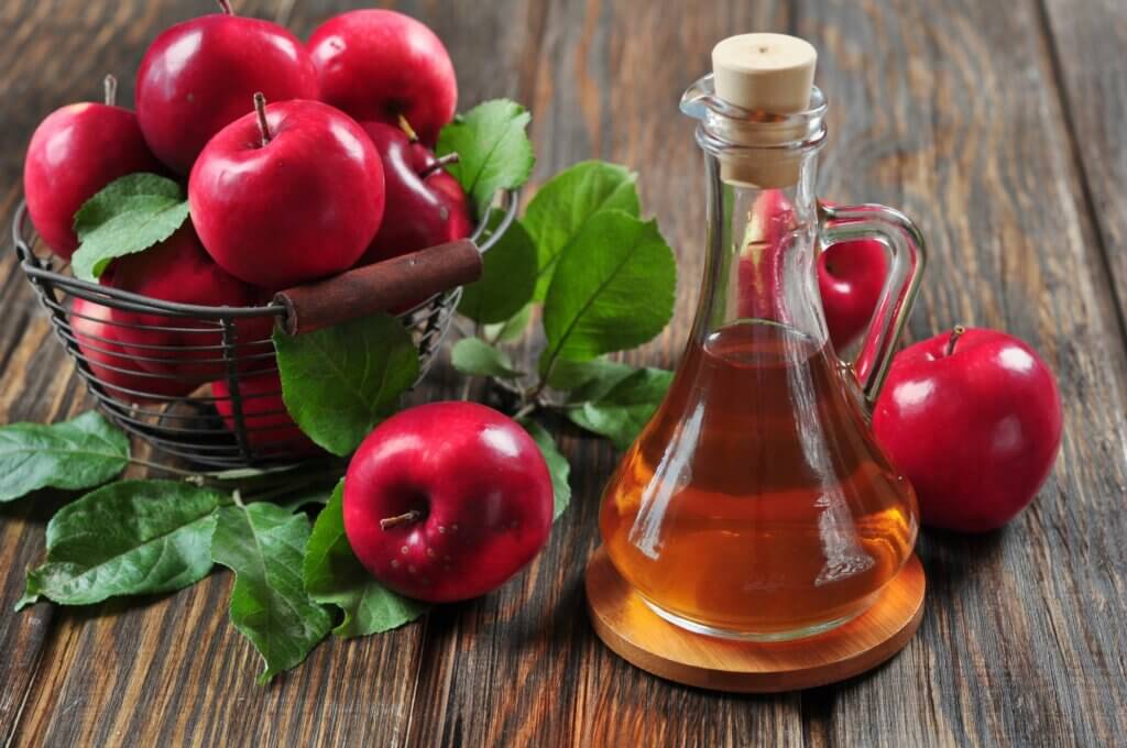 Los alimentos para bajar el colesterol malo incluyen las manzanas.