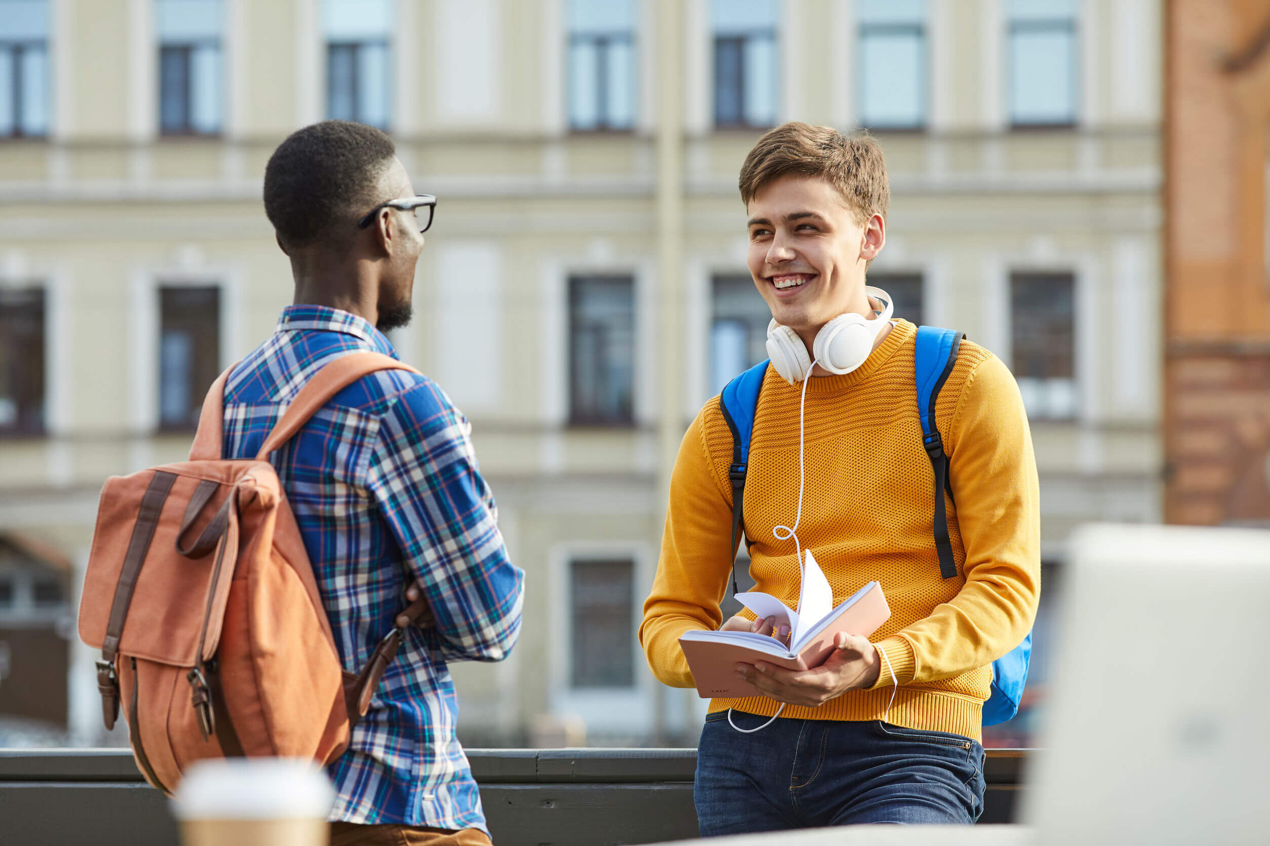 La inteligencia emocional incluye aspectos sociales.