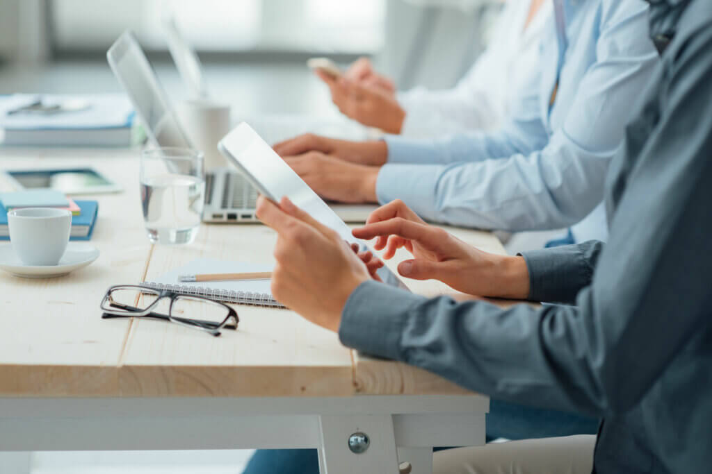 Los beneficios de las caricias incluyen el rendimiento laboral.